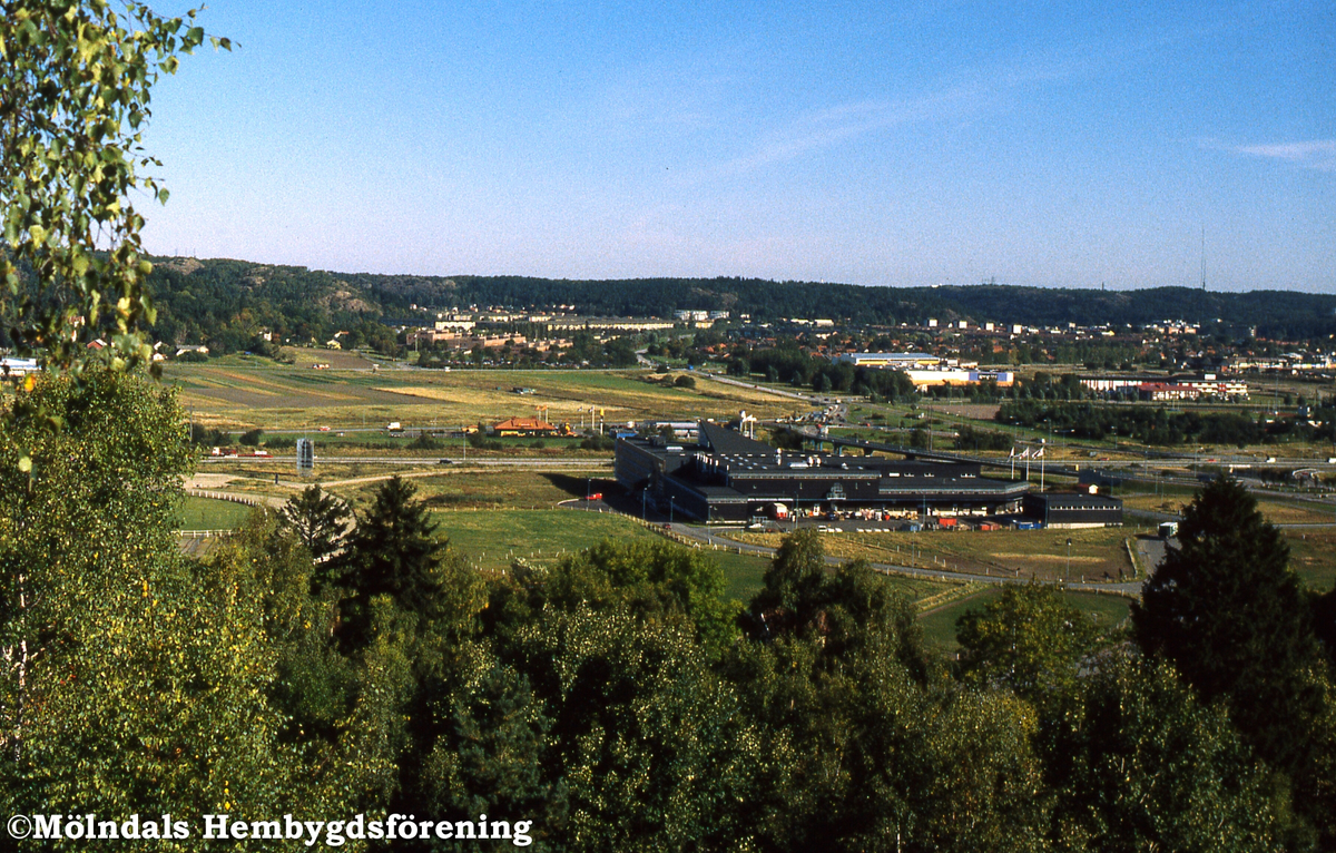 Fässbergsdalen i Mölndal, den 19 september 2000. Vy från Balltorp mot ABB, McDonald's och Fässberg.