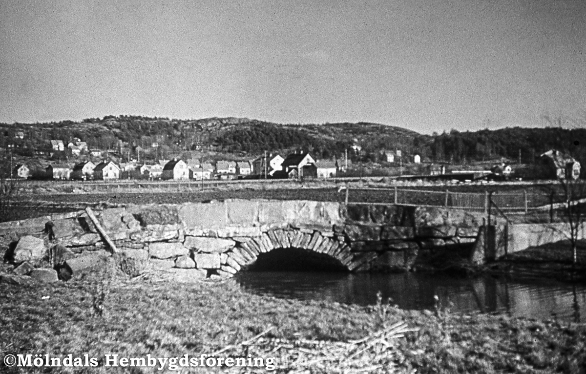 Valvbron vid Åbro i Mölndal, okänt årtal. Bron går över Kålleredsbäcken/Ävaån.