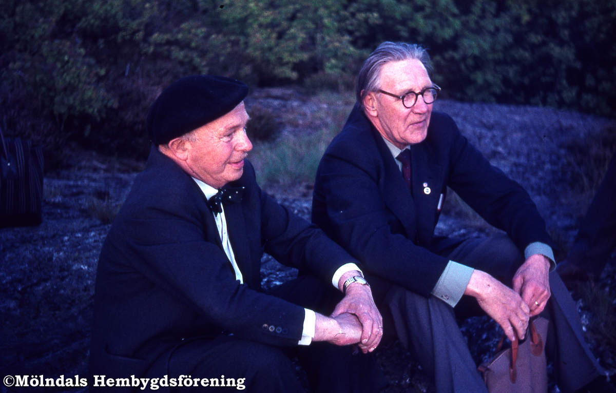 Från hembygdsföreningens besök vid vattenverket i Lackarebäck, Mölndal, år 1965. Från vänster Edvin Trettondal och Josef Björklund.