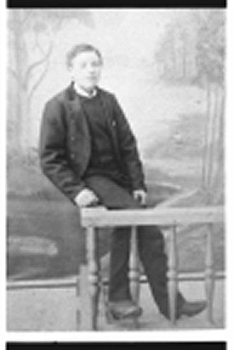 Portrett, av mann med jakke,bukse og vest.
