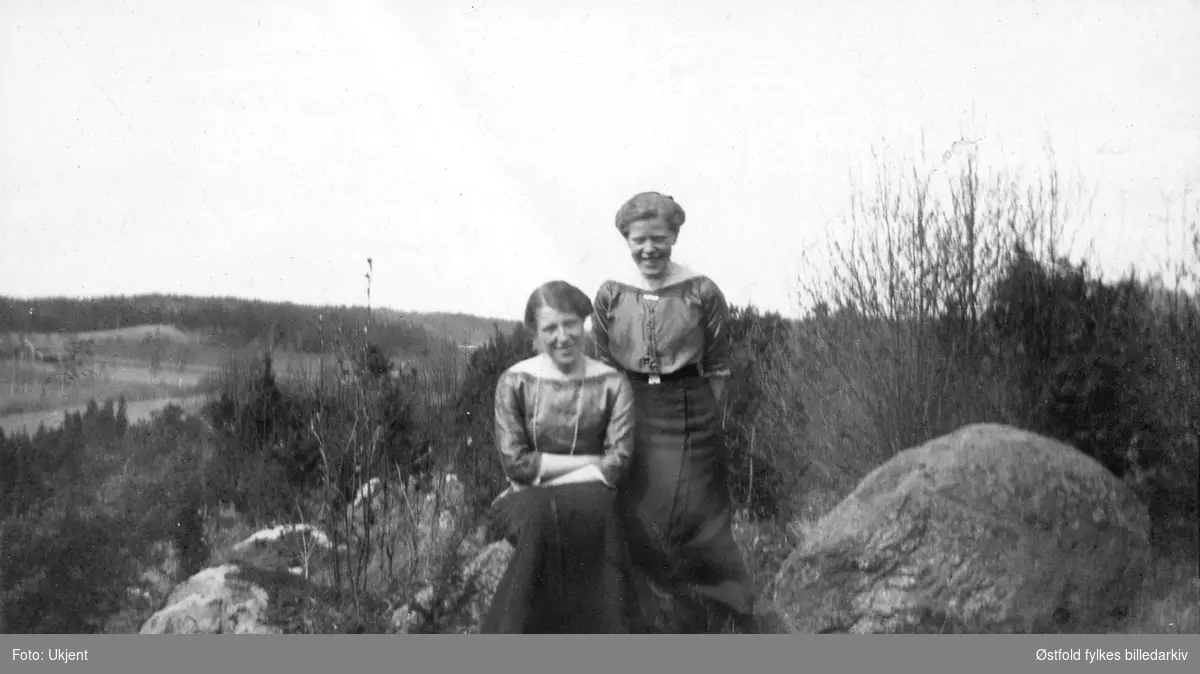 Aagot Koren (sykepleier ved Veum asyl/ psykiatriske sykehus) med venninne utendørs i landskap. Damen til høyre er Aagots søster Ingerid Koren, g.Stegen.
Hun var kassererske på Veum sykehus fra 1914-1918.