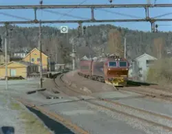 Elektrisk lokomotiv El 17 2226 med tog retning Kristiansand 