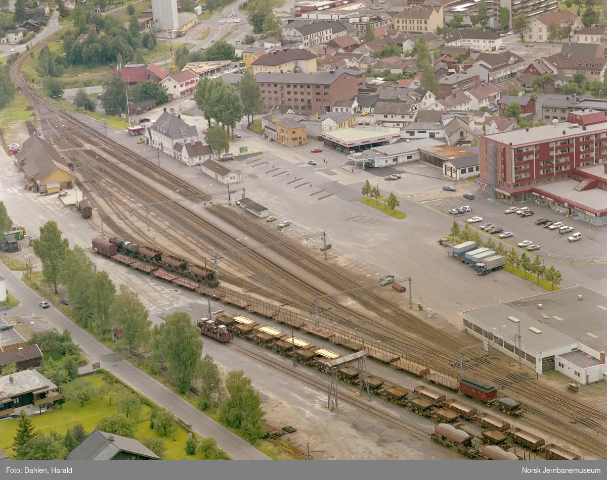 Kongsberg stasjon sett fra luften. Mange godsvogner på stasjonen