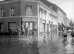 Hamar, Strandgata 15, Mjøsflommen 1927, barn leker i vannet 