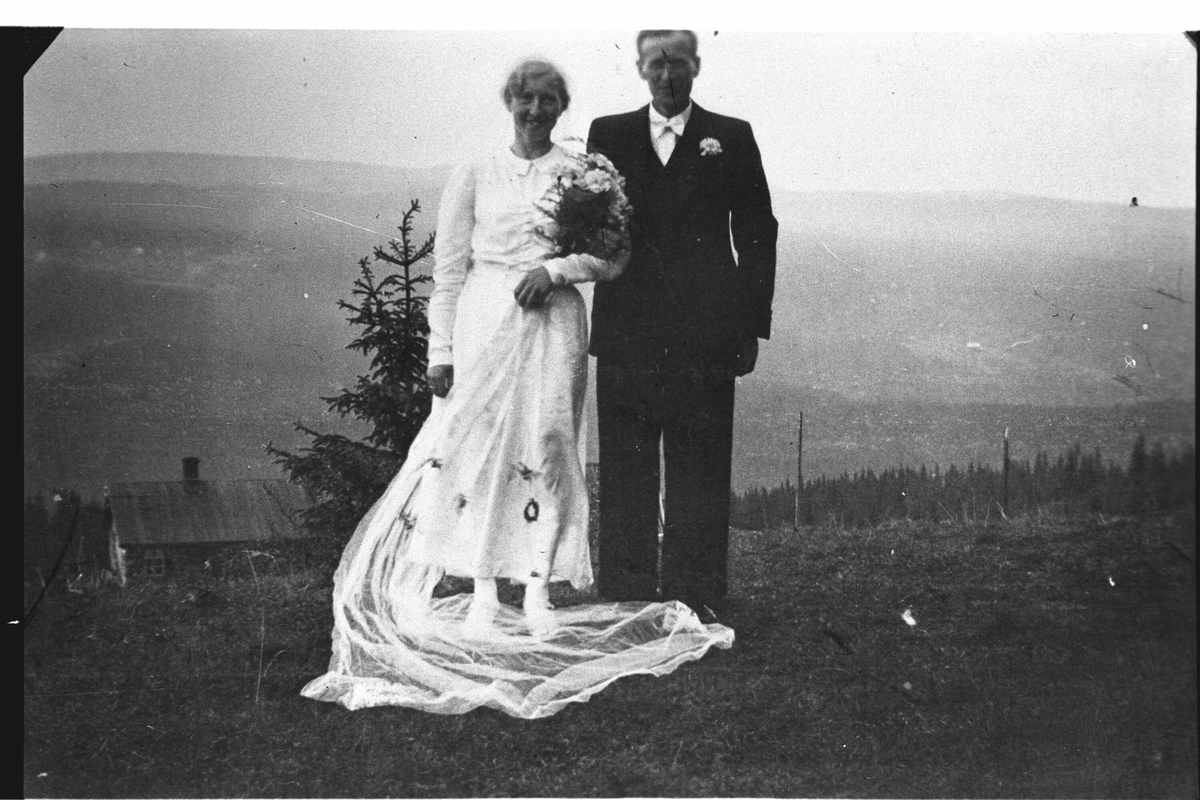 Bryllaupsbilde av Birgit Stuveset Liahagen og Herman Liahagen