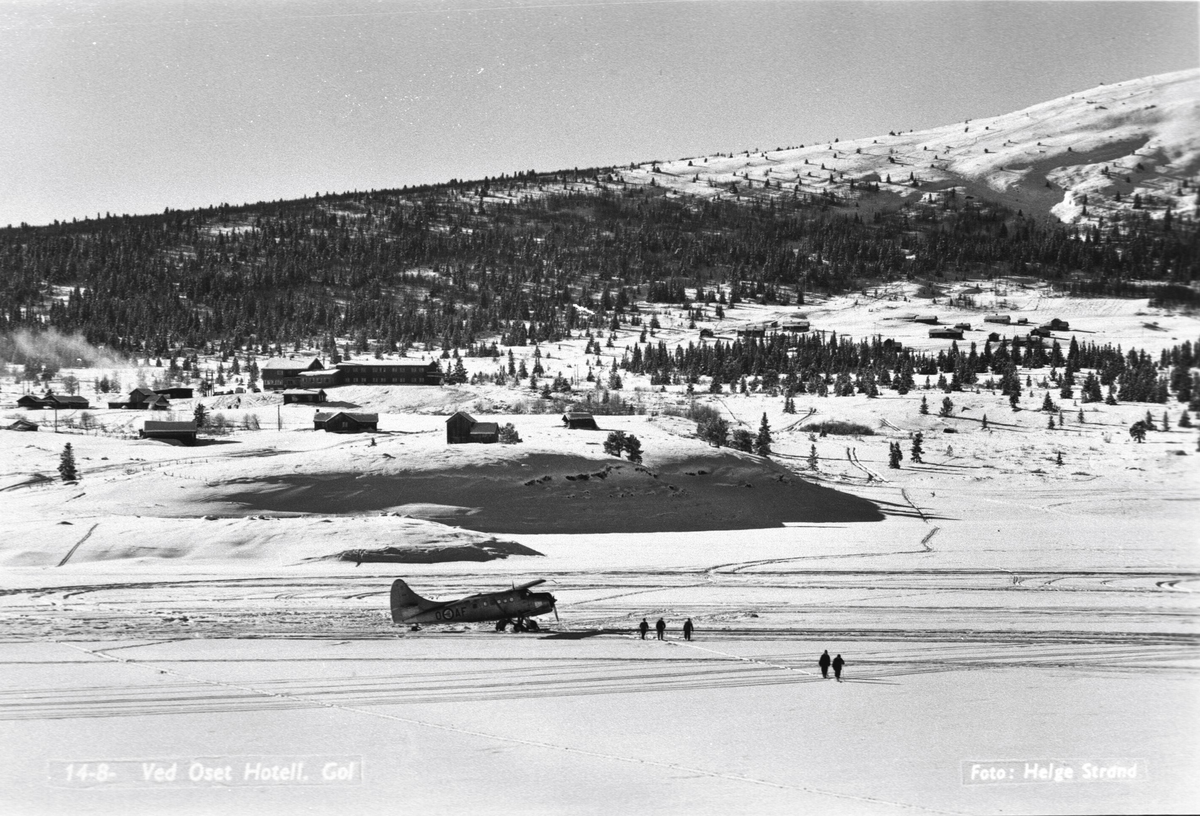 Fly (O-AF) DHC-3 Otter på Tisleiafjorden i bakgrunnen Oset Hotell.