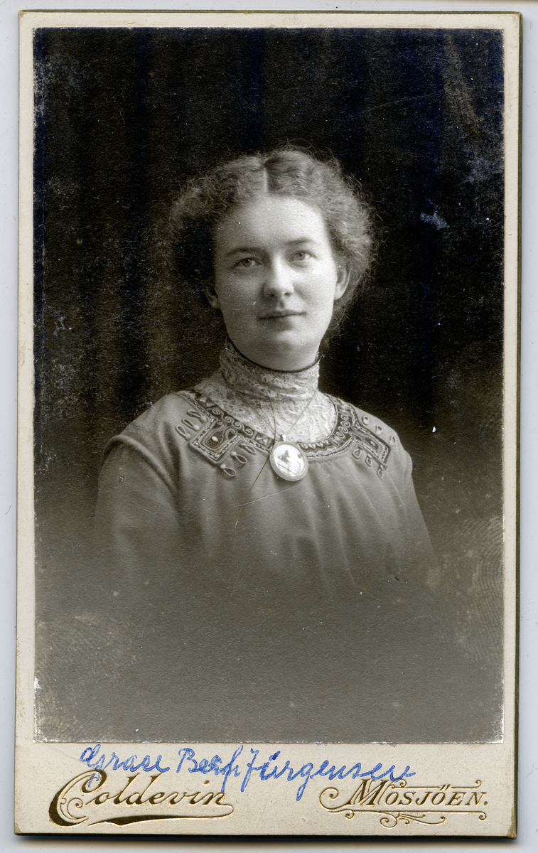 Grace Bech Jürgensen juni 1913, Mosjøen.
Bilde er fra fotoalbum GM.036888.