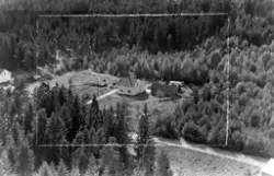 Skråfoto av gården Toppen 34/30, Tune den  8. august 1956.