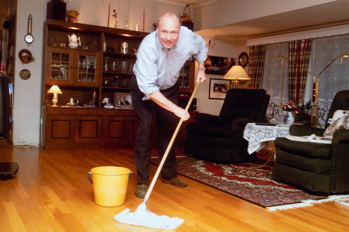 Odd Aspeli tar gulvsvasken hjemme i stua i Lottenvegen på Solvang. Bilde tatt etter at Odd fikk vite at Arbeiderpartiet hadde tapt valget i Hamar, og han måtte gå av som ordfører.