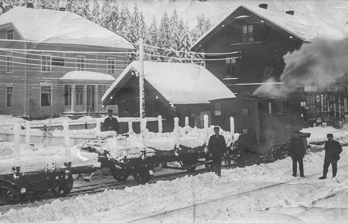 En snøvinter ca. 1915-1920
Bakenfor til venstre ser vi hotellet som brant 1926.