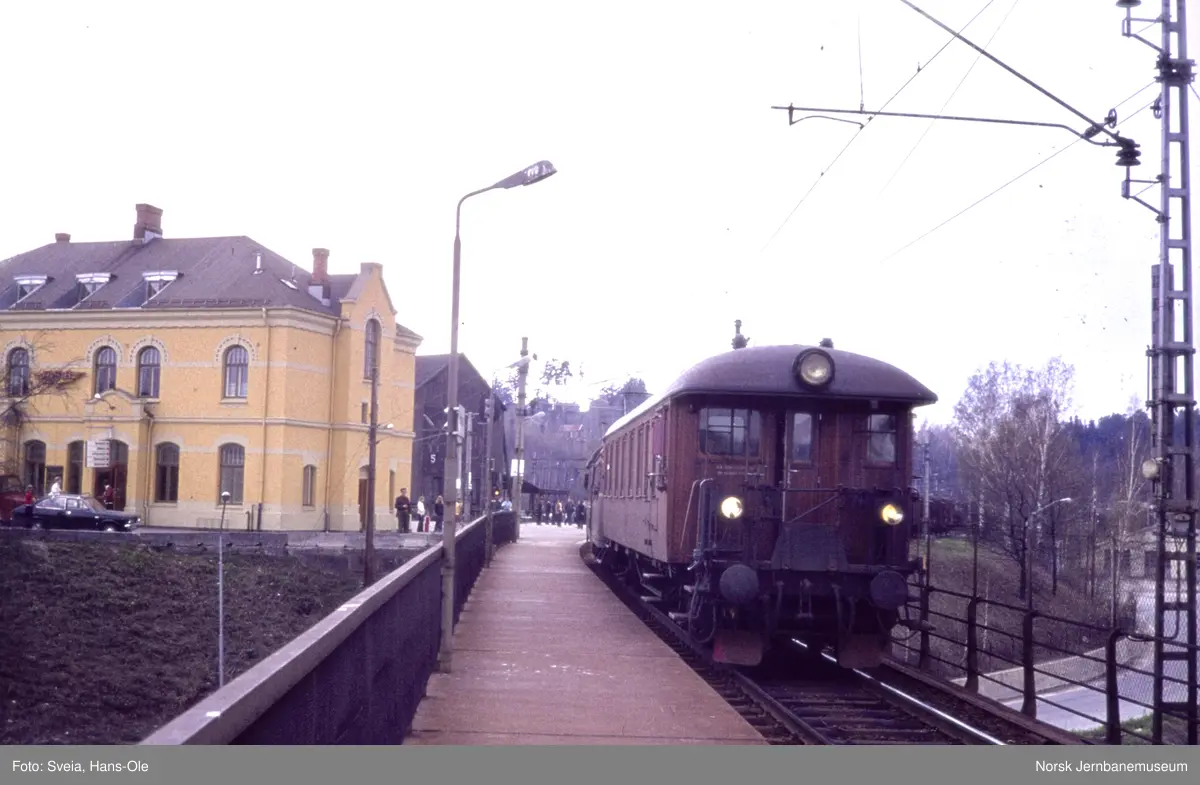 Elektrisk motorvognsett type 65 med lokaltog til Roa på Hønefoss ...