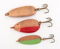Tre «KAR-sluker» – fiskesluker som er produsert av edelmetal