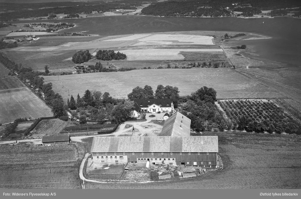 Thorsø herregård I Torsnes. Tosekilen i Borge i bakgrunnen, juli 1948.