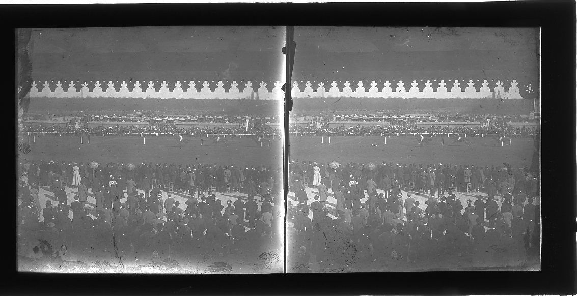 Hästkapplöpning, publiken i förgrunden. Glasplåt, stereobild.