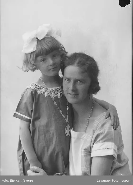 Portrett av Hildur Margreta Jessen og hennes mor Maalfrid Jessen.