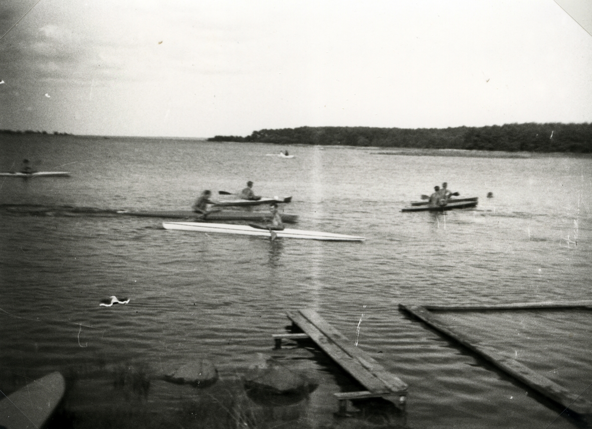 Platsen kallades även för Klubbholmen, det är i alla fall det namn som är brukligt inom kanotklubben. Platsen där den för tiden nybildade klubben (år 1933) höll till om sommaren är antingen Märholmen eller Kullökläpparna, troligen det senare. Sundet som syns i bakgrunden är vattnet mellan Jutnabben och Svinö.