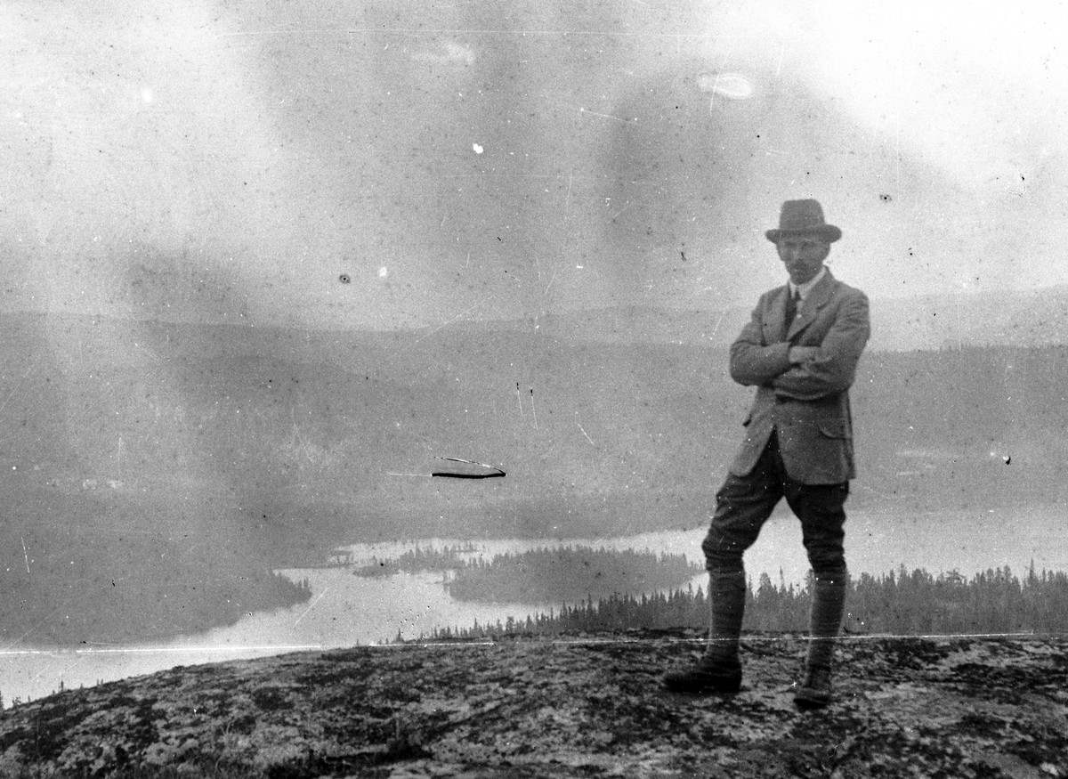 Portrett av mann på fjellet.

Fotosamling etter fotograf og skogsarbeider Ole Romsdalen (f. 23.02.1893).