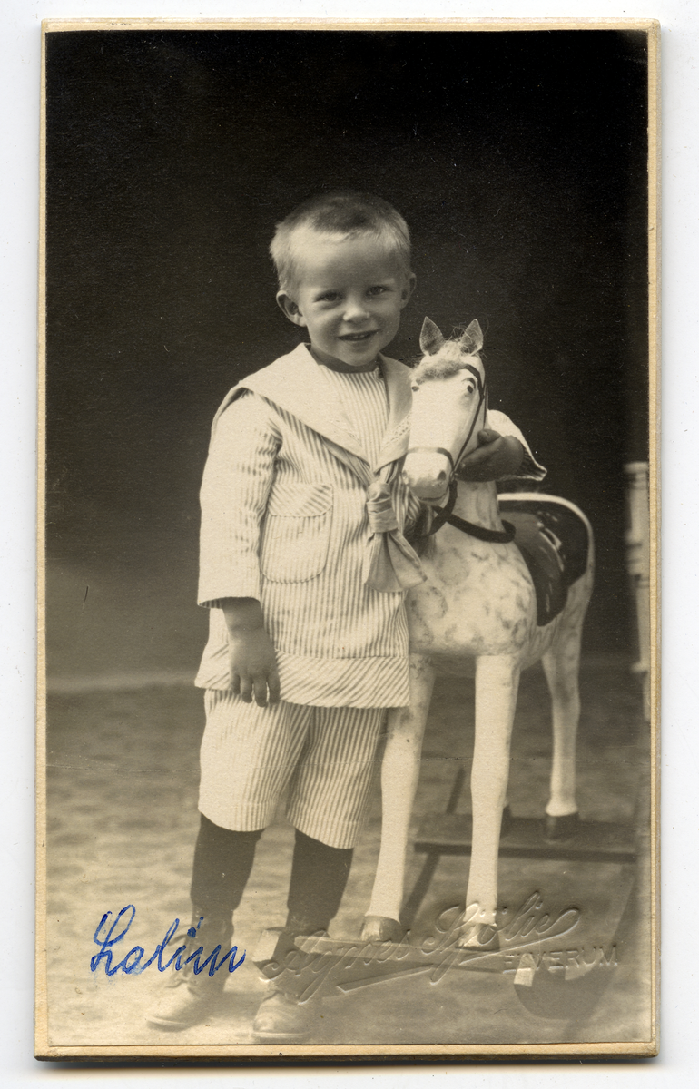 En gutt med lekehest, 1918.
Lalun.
Bilde er fra fotoalbum GM.036888.