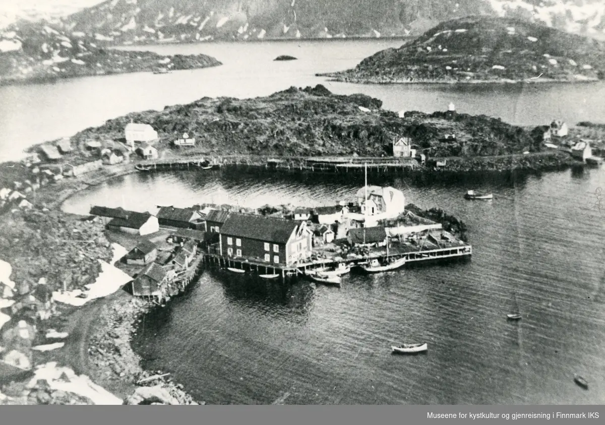 Oversiktsbilde over bebyggelsen i deler av Kamøyvær. 1920-årene.