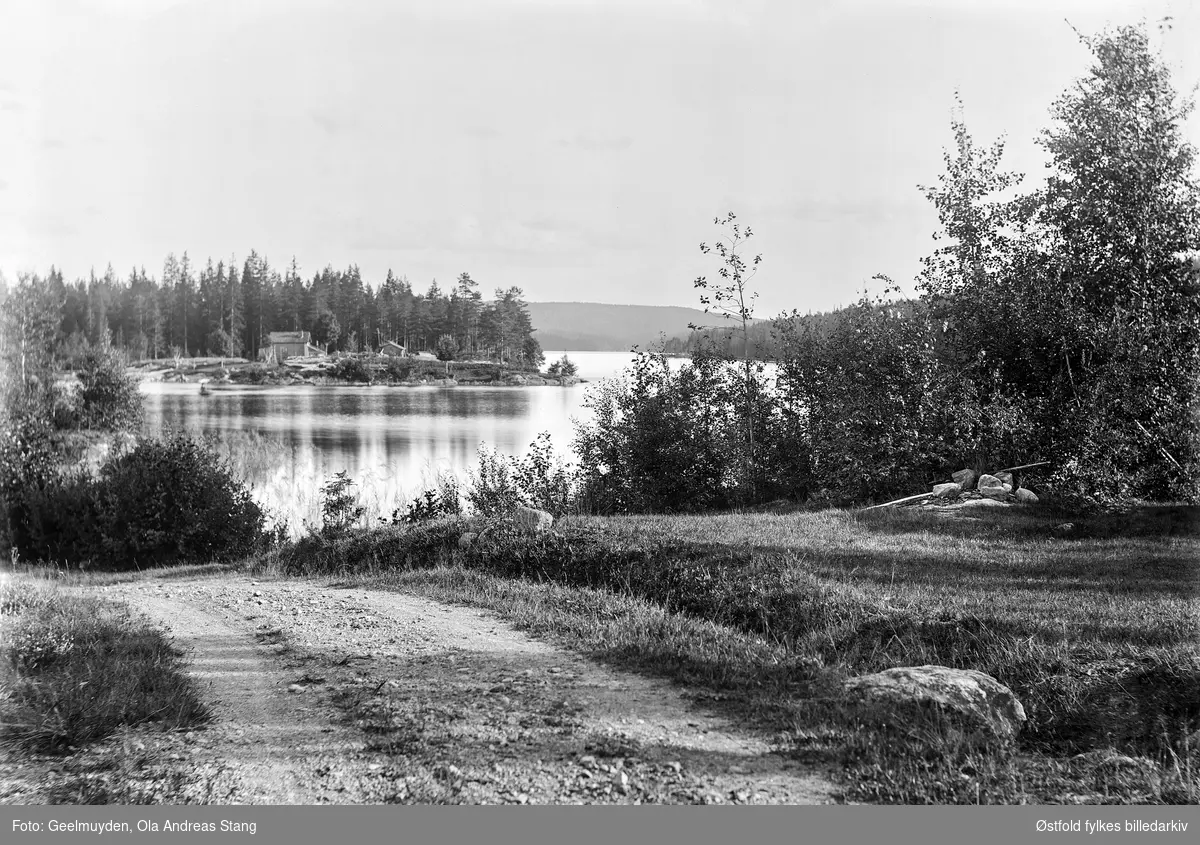 Hagasundet, med Sundstua i Rømskog. Fergemannsbolig ca. 1892. Her ble seinere anlagt ei flytebrygge av torv.,
Foto brukt som grunnlag for maleri av samme sted, se ØFB.1983-00944A.