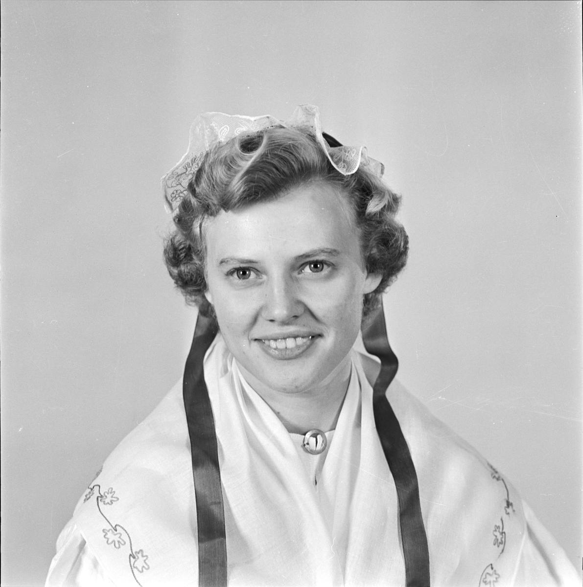 Ateljéporträtt - kvinna vid utställning på Fyrismässan, Uppsala 1956