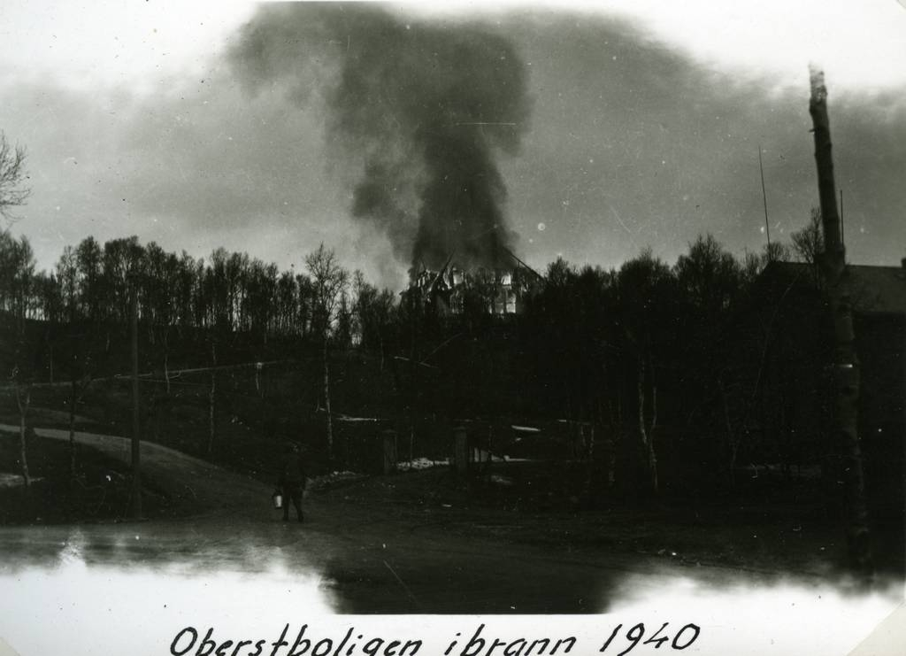 Oberstboligen på Sykehushaugen i brann i 1940.