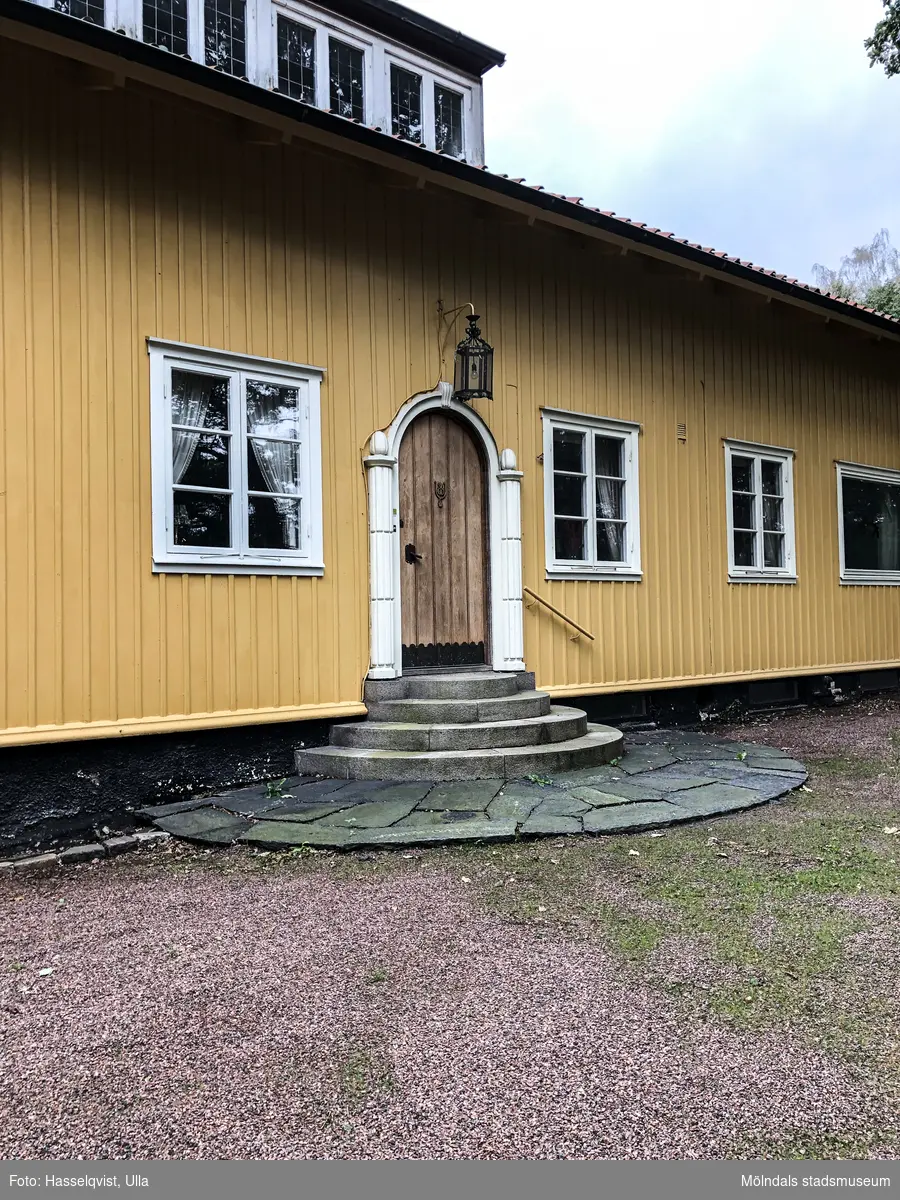 Fönster, port och yttertrappa till ett gulmålat bostadshus på Sporred Tvärgården i Sporred, Kållered, i Mölndals kommun, den 20 september 2019. Byggt cirka 1940.