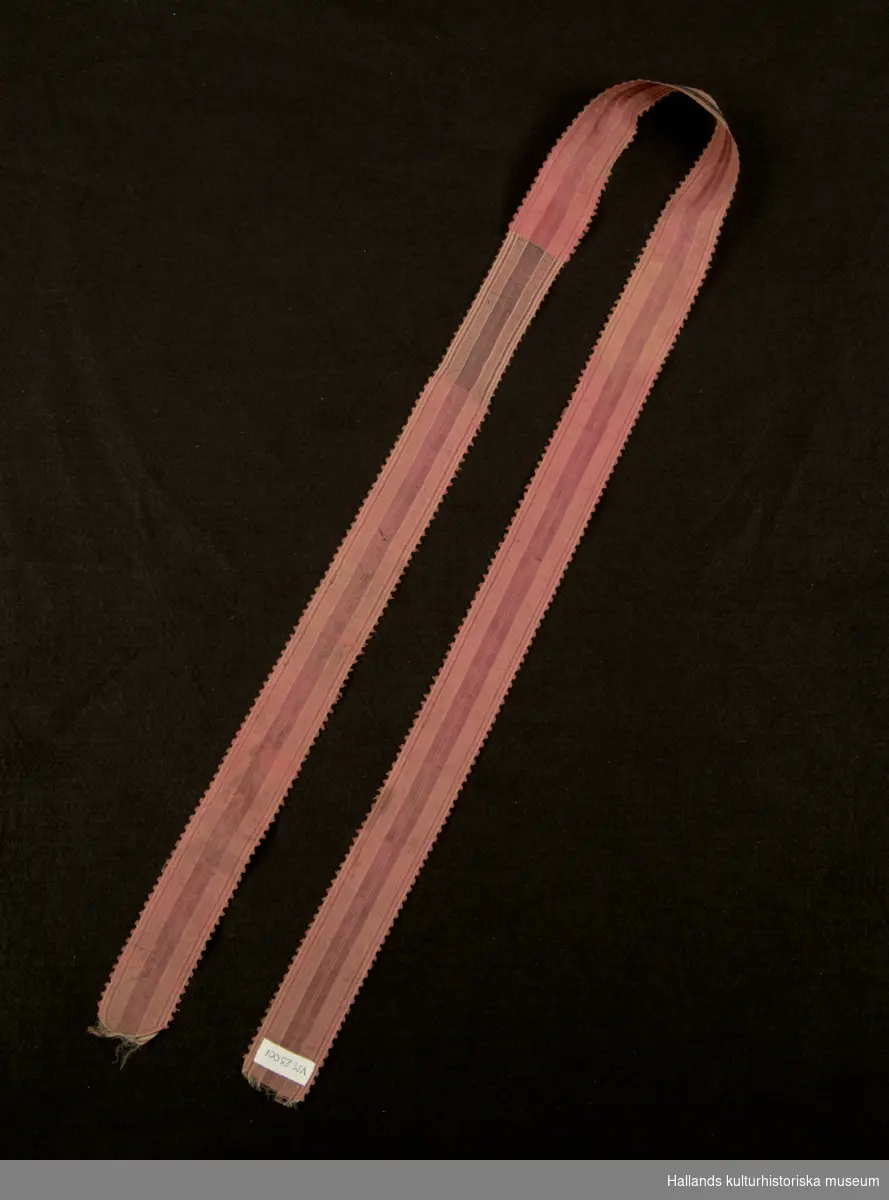 Sidenband, rosa med två bruna ränder.