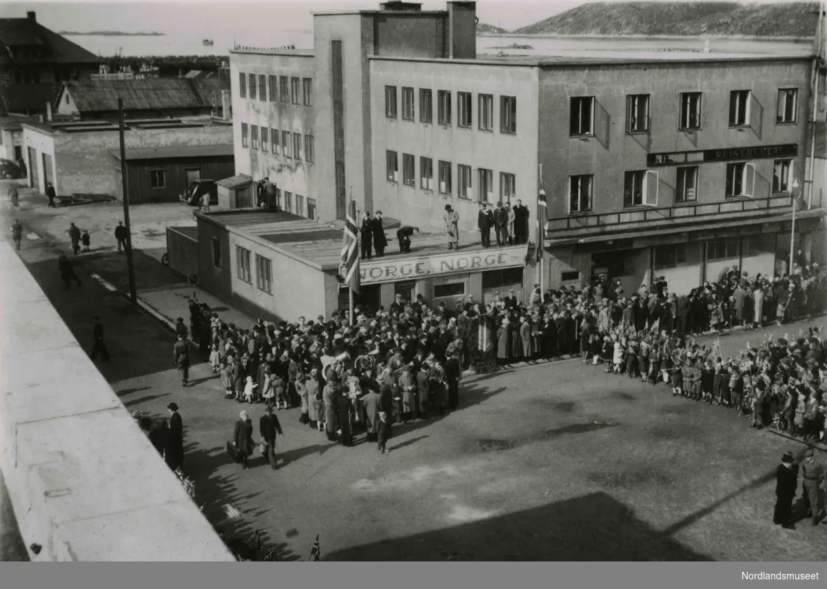En folkemengde. Bilde tatt i Bodø under feiring av freden etter okkupasjonen 1945.