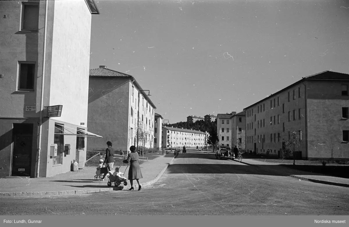 Flygfältsvägen, Riksby, Stockholm. Två kvinnor med varsin barnvagn i förgrunden.