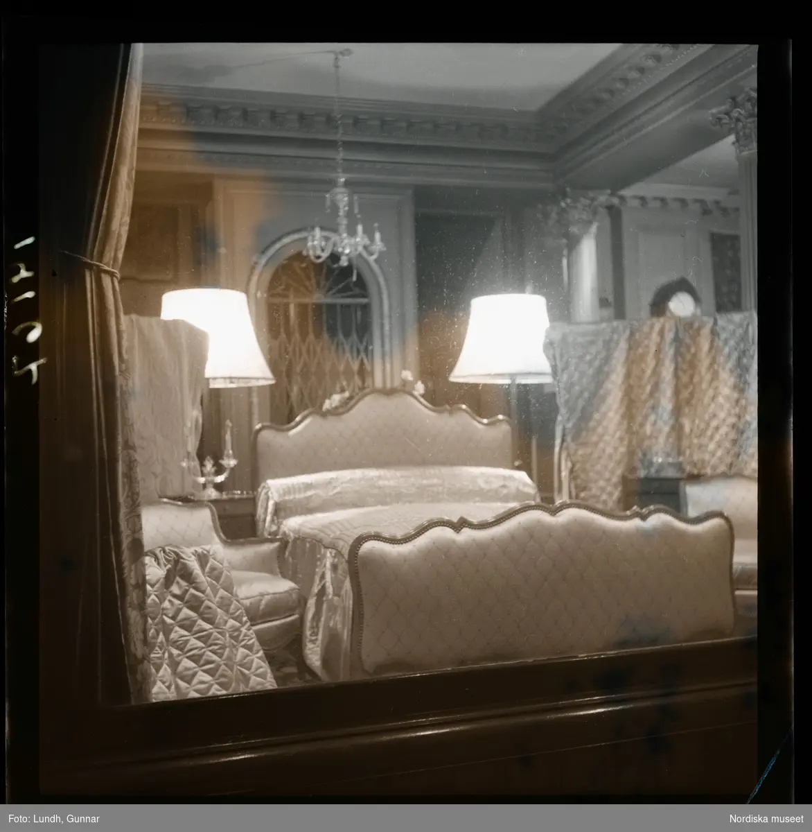 1950. Paris. Ett sovrum fotat genom ett skyltfönster