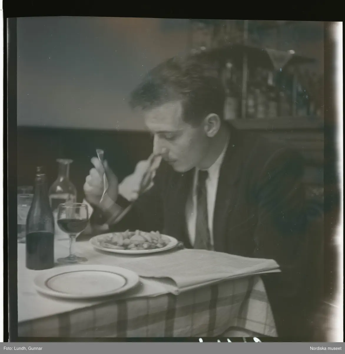 1950. Paris. en man sitter vid bord och äter