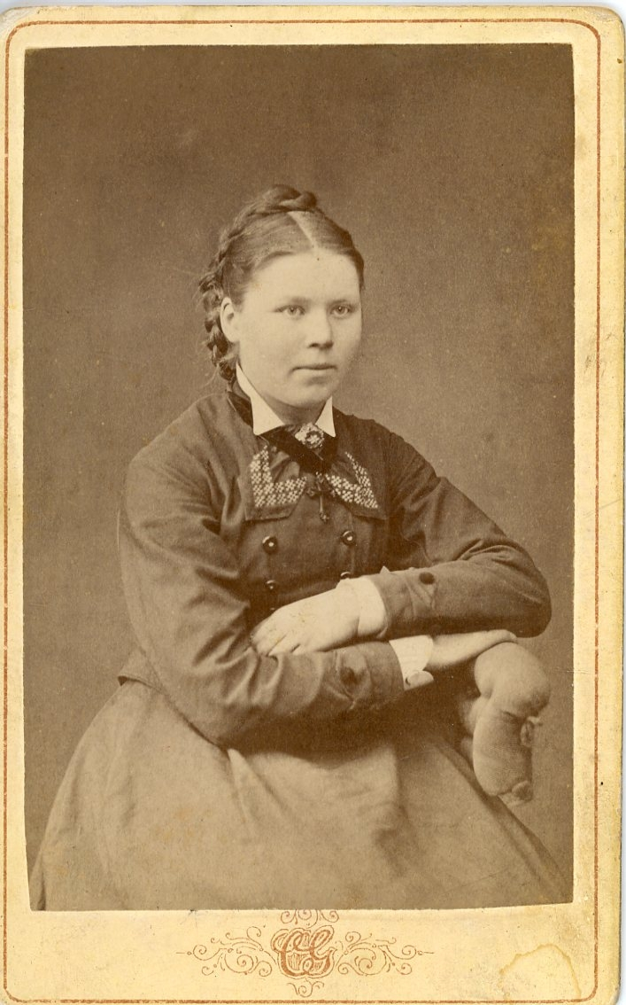 Porträtt av en okänd ung kvinna med fläta.