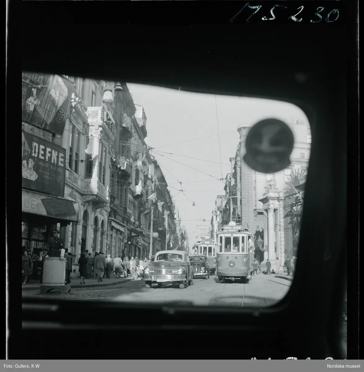 1717/K Istanbul allmänt. Gatuliv. Trafik sedd genom fönstret på en bil.