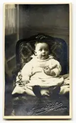 Ole Thorud, spedbarn (7 måneder) 1918.
Bilde er fra fotoalbu