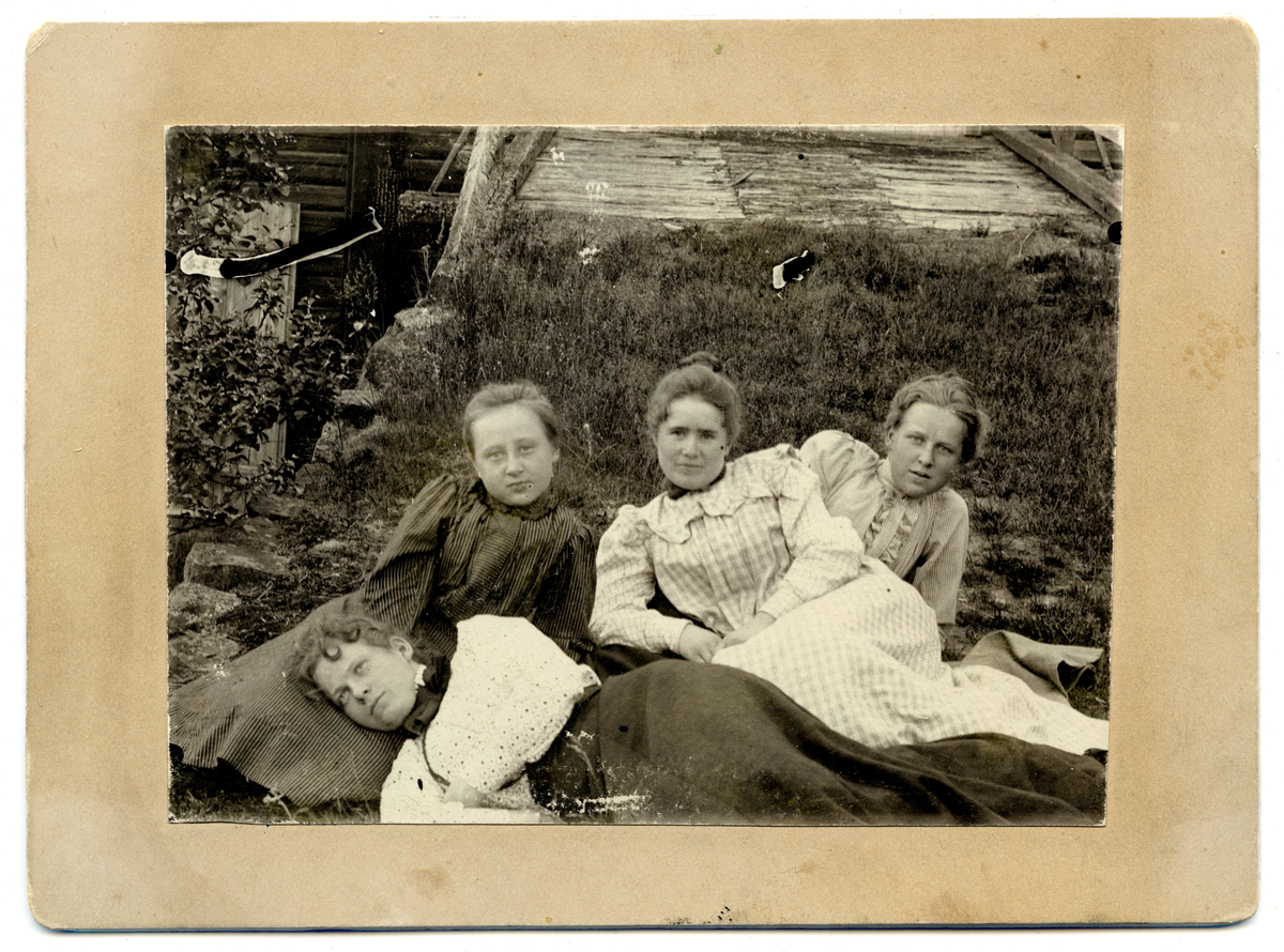 Gruppebilde. jenter.
Selma Anderson, Anna Skavhaugen, Astrid Windhvel og Olga Skavhaugen.
Bilde er fra fotoalbum GM.036888.