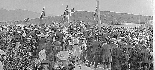 Folkemengde samlet i forbindelse med kongebesøket på Stokmarknes. Haakon VII i 1907