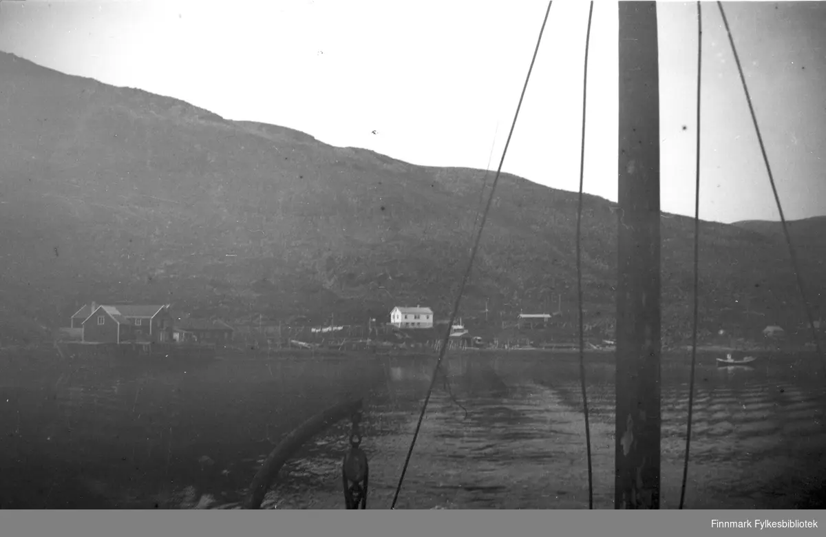 Lillefjord i Måsøy sett fra lokalbåten på 1950-tallet.