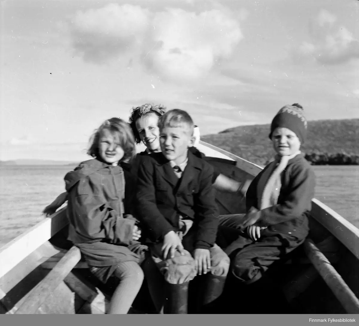 Berit Olsen, Eli Bjørnstad, Trygve Johannes Olsen og Randi Bjørnstad på båten i Havøysund, 1950-tallet.