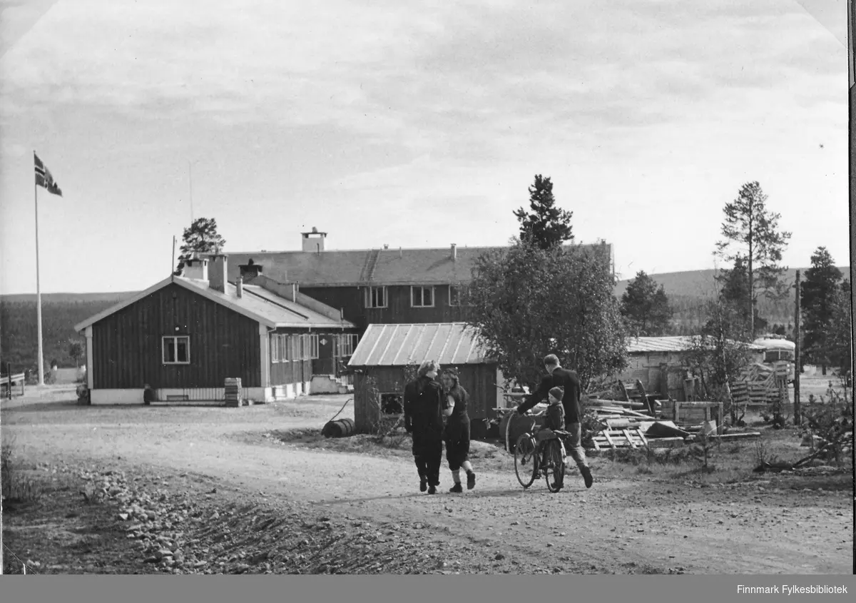 Familien Bjørnstad ved Karasjok gjestgiveri, 1950.