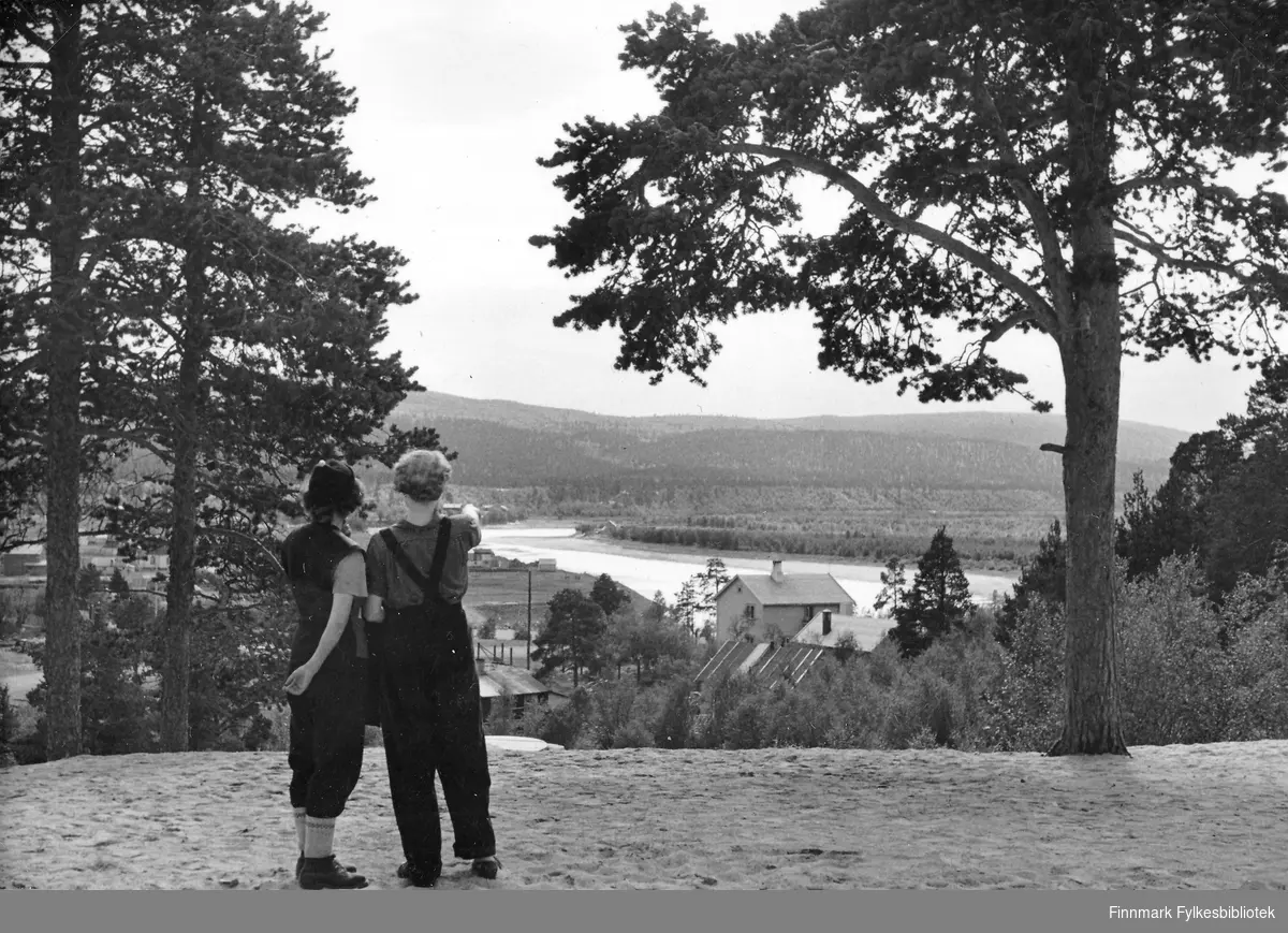 To personer i Karasjok 1950. 