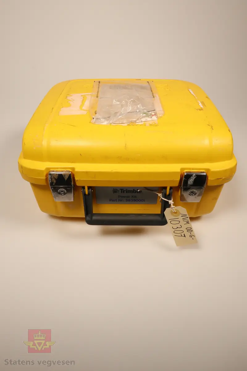 En gul og grå batterilader fra Trimble med plass til fem batterier.