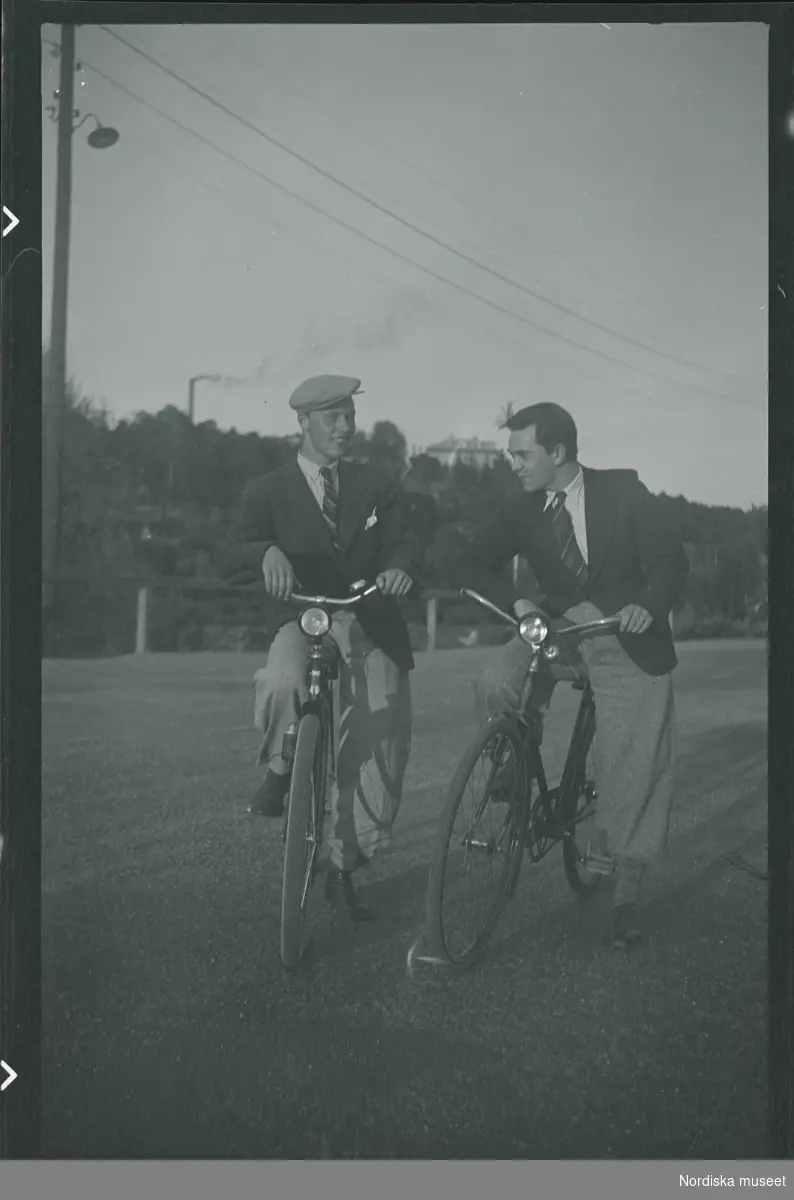 Två unga män på cyklar.