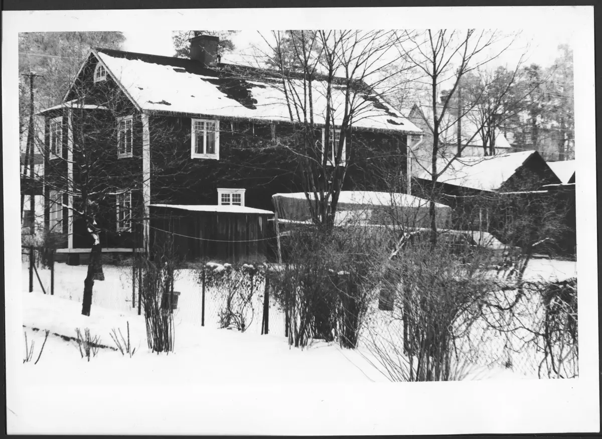 Sköldingevägen i mars 1976 söder ifrån. 
Foto: Stig Jonsson ::