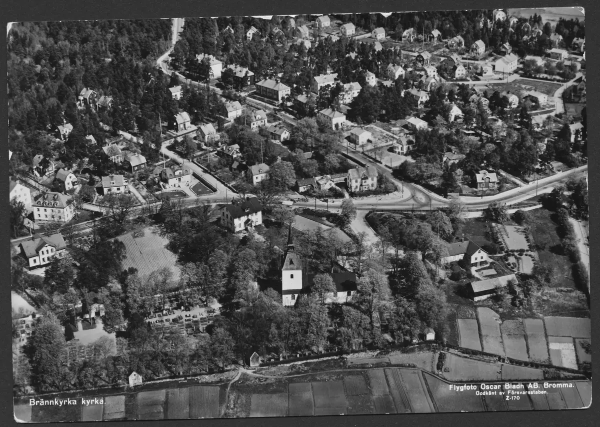 Brännkyrka kyrka.  ; BHF studiecirkel ht 2016:
Poststämplat 1959-01-16. Slöjdskolan t.v. ovanför kyrkan, bageriet i vänsterkant.