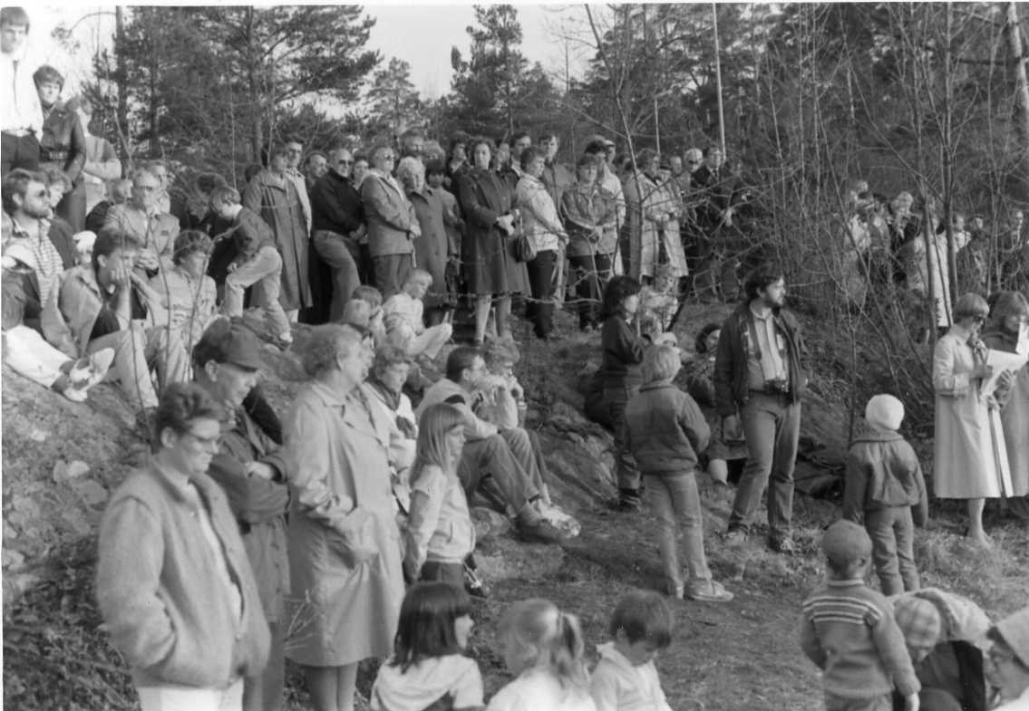 Folksamling på Björkmans kulle, Grännaberget. Det är Valborgsmässofirande.
