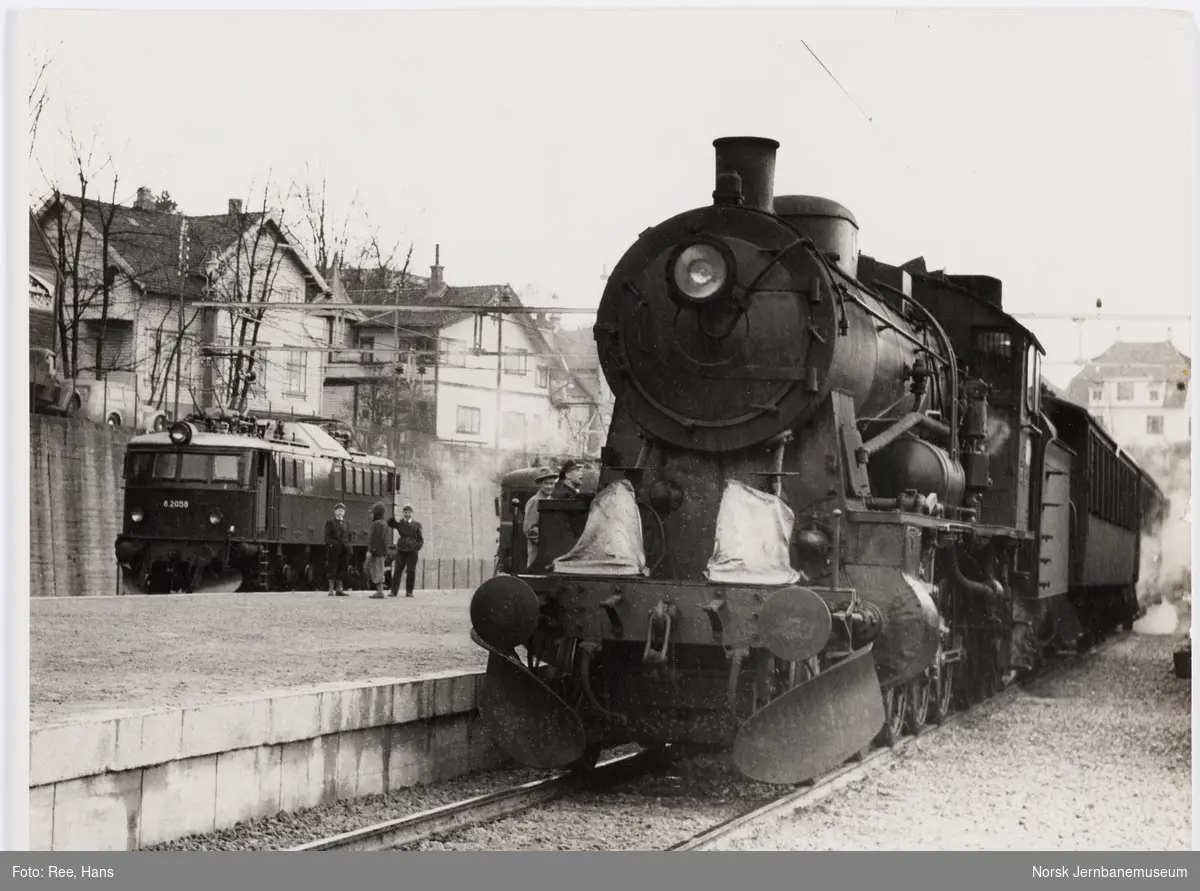 Damplokomotiv type 30b med persontog på Stavanger stasjon. Til venstre elektrisk lokomotiv El 8 2058