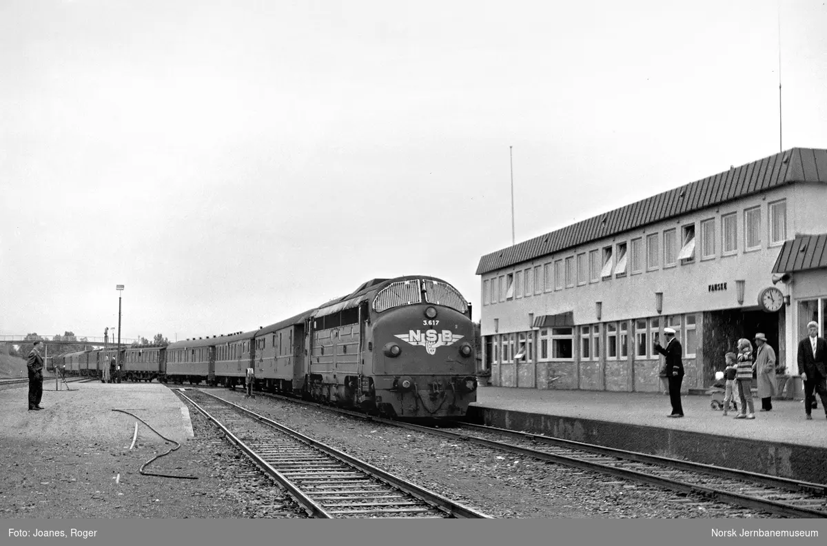 Dagtoget fra Trondheim til Fauske, tog 451, ankommer Fauske stasjon. Toget trekkes av diesellokomotiv type Di 3 nr. 617.