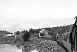 Blandet tog fra Lomi ankommer Finneid stasjon på Sulitjelmab