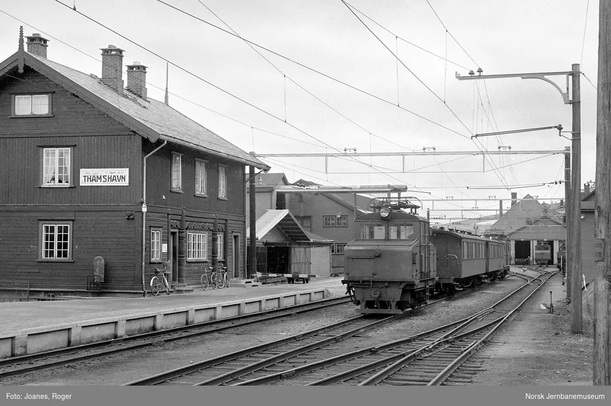 Thamshavn stasjon. Nærmest elektrisk lokomotiv nr. 6. Bak personvogn nr. 12 og 10.